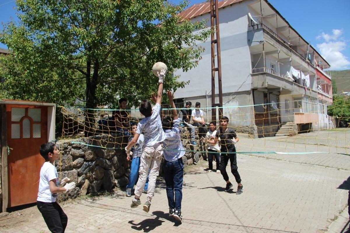 İnşaat ipini file yapan &ccedil;ocuklar, futbol topuyla voleybol oynadı