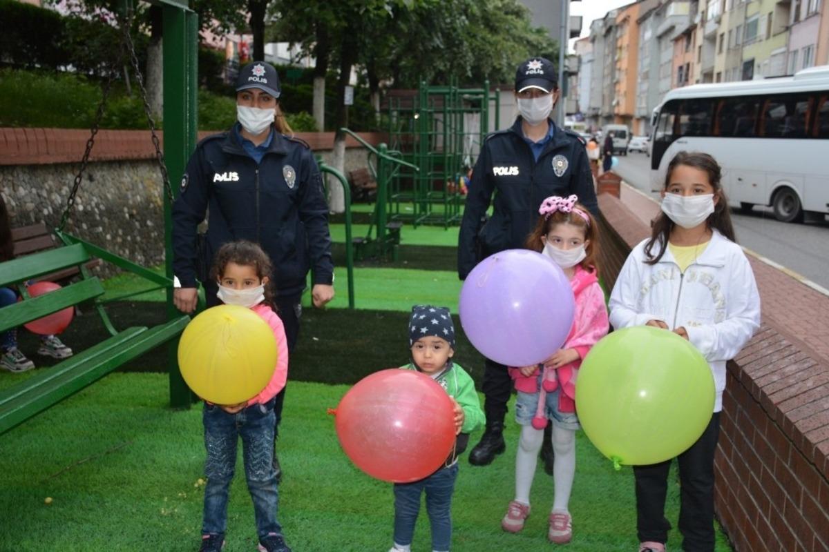 Polis ekipleri &ccedil;ocukları balon ile sevindirdi