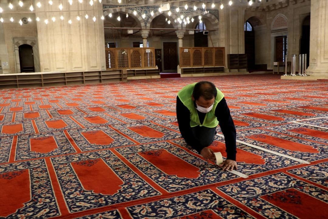 Selimiye'de cemaatin namaz kılabileceği alan bantlarla ayrıldı