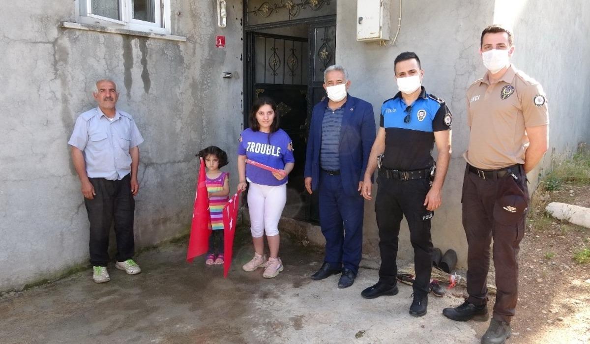 K&uuml;&ccedil;&uuml;k kıza polislerden s&uuml;rpriz