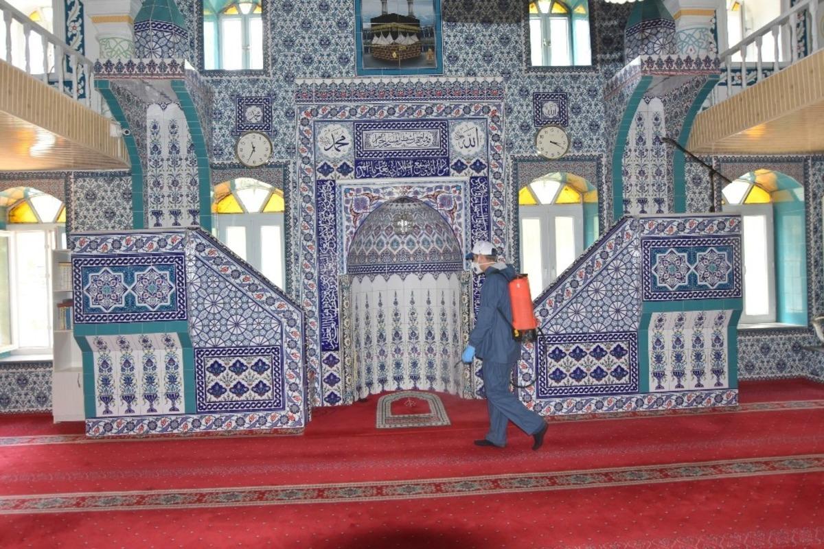 Salihli Belediyesi camileri Cuma Namazı i&ccedil;in dezenfekte ediyor