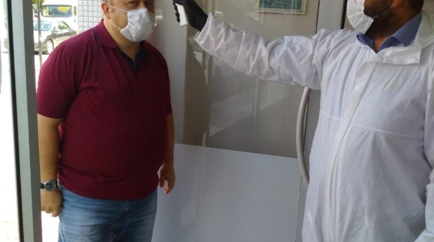 Selendili berber m&uuml;şterilerinin ateşini &ouml;l&ccedil;erek tıraş ediyor