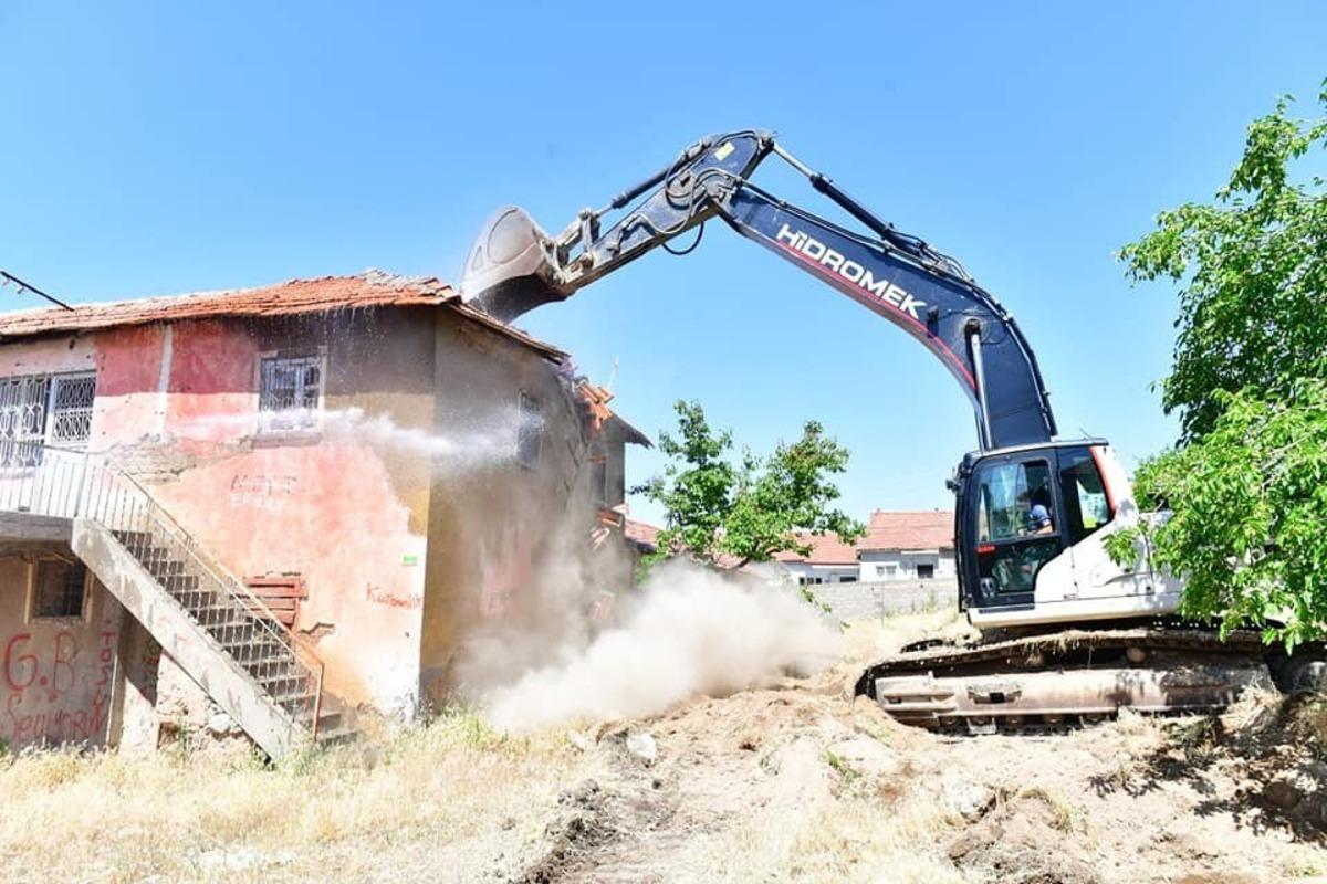 Yeşilyurt Belediyesi metruk evleri yıkıyor