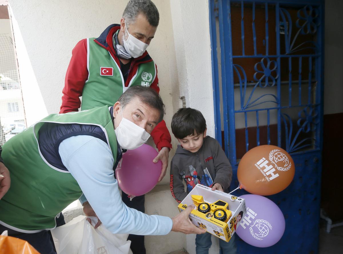 İHH&rsquo;dan yetimlere bayram hediyesi!
