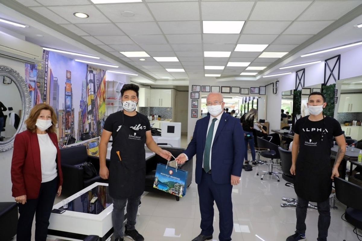 Başkan G&uuml;m&uuml;ş maske ve &ouml;nl&uuml;k dağıttı