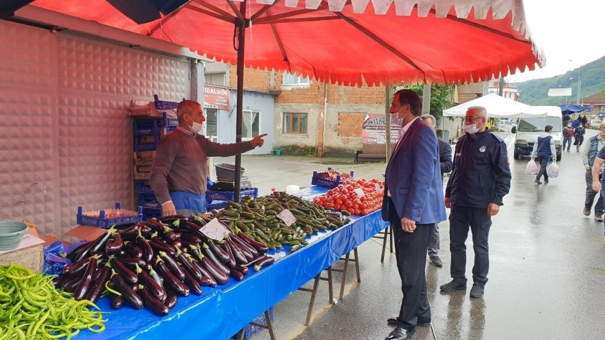 Başkan Şahin pazaryerinde sosyal mesafe denetimine &ccedil;ıktı