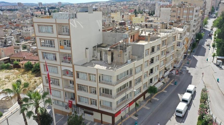 Cumhuriyet caddesinde dış cephe giydirme devam ediyor