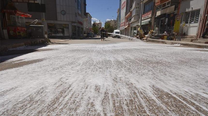 Sandıklı ilçesinin caddeleri köpüklü suyla yıkanıyor