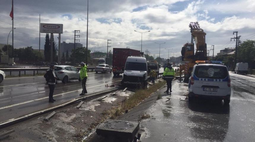 D-100’de 10 araç birbirine girdi: 3 yaralı