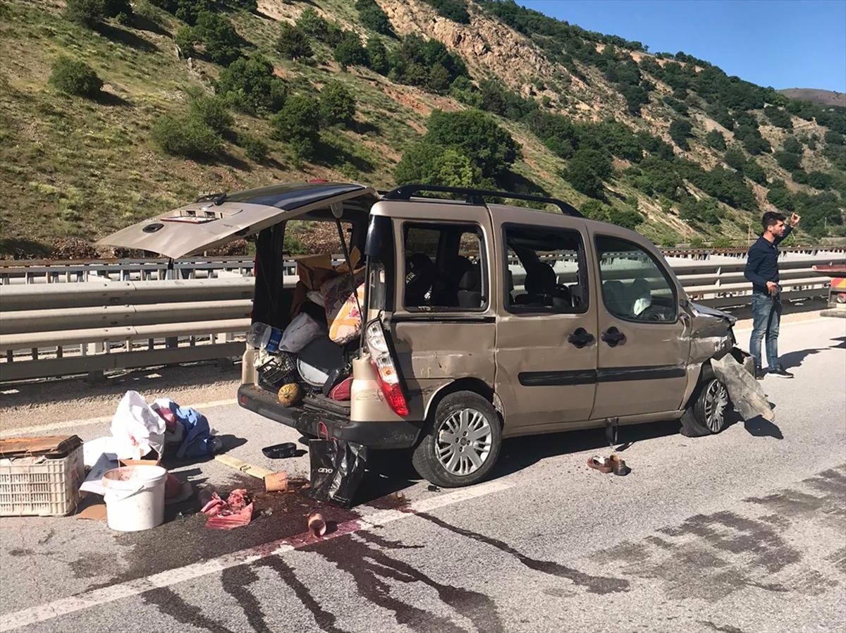 Erzincan'da hafif ticari ara&ccedil; bariyere &ccedil;arptı: 2 yaralı