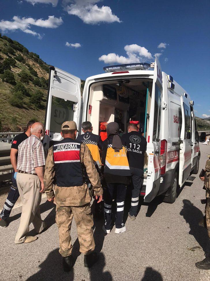 Erzincan'da hafif ticari araç bariyere çarptı: 2 yaralı G2