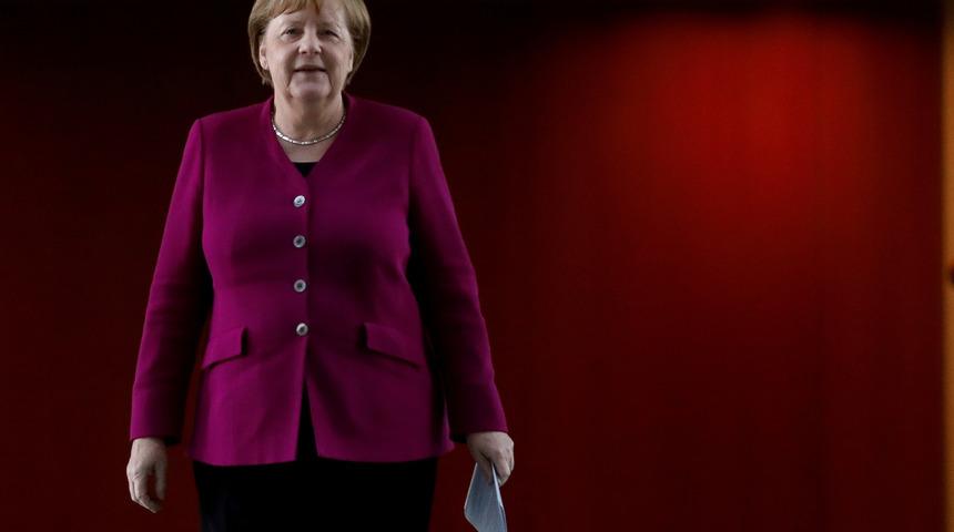 Merkel'den kritik koronavir&uuml;s uyarısı: Hala başındayız