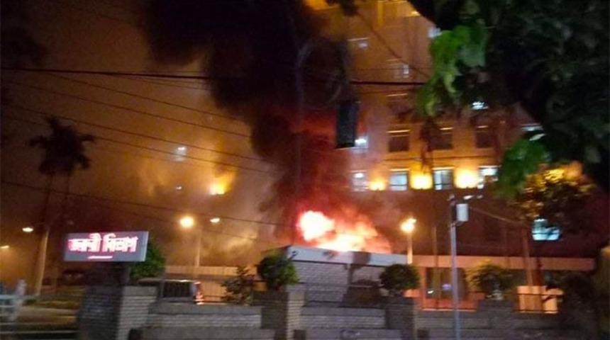 Bangladeş’te korkunç olay! İçeride koronavirüs hastaları vardı