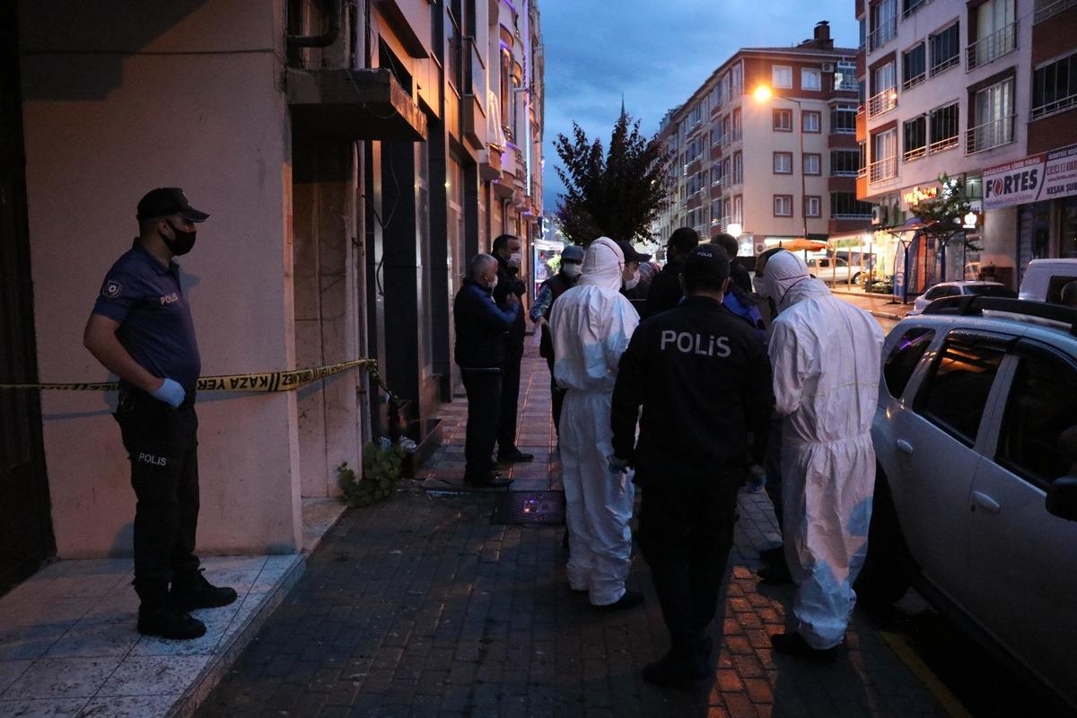 Komşuları haber alamayınca ekiplere haber verdi! Yalnız yaşadığı evde &ouml;l&uuml; bulundu