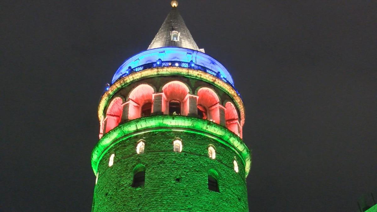 Galata Kulesi ve k&ouml;pr&uuml;ler Azerbaycan bayrağının renkleriyle aydınlatıldı