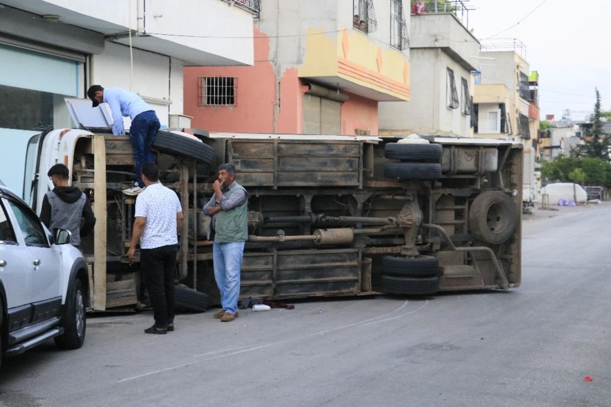 Tarım iş&ccedil;ilerini taşıyan servisler &ccedil;arpıştı: 12 yaralı