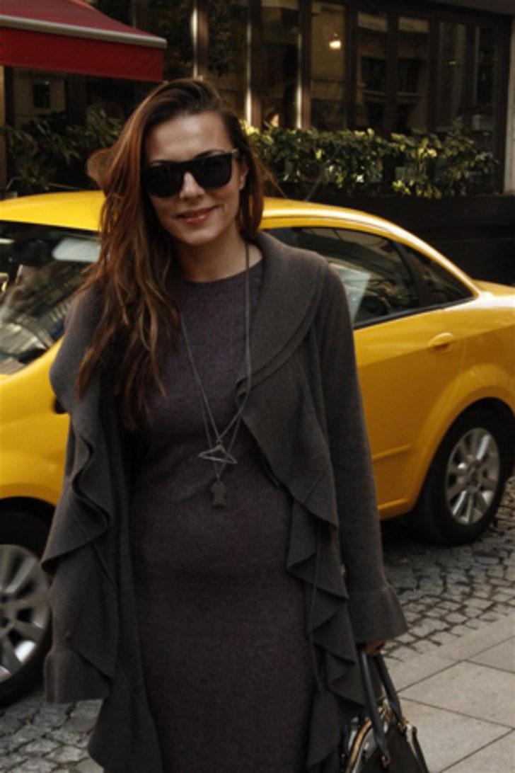 Burcu Kara'nın tek taşı parmağında G3