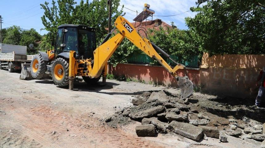 Belediyeden yol genişletme &ccedil;alışması