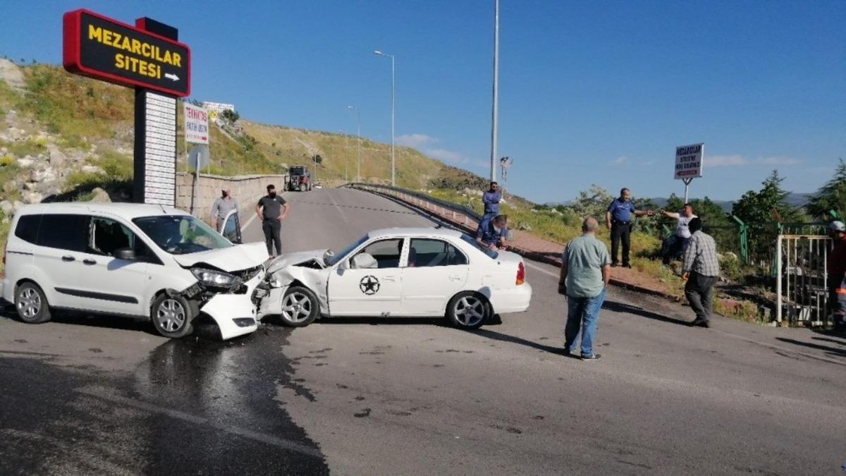 Otomobil ile hafif ticari ara&ccedil; kafa kafaya &ccedil;arpıştı: 4 yaralı