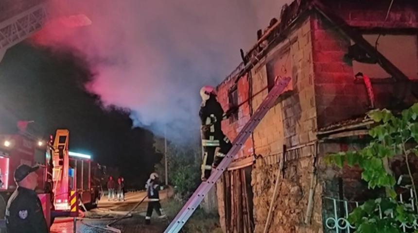 Alevlerin ortasında kalan yaşlı adam feci şekilde can verdi