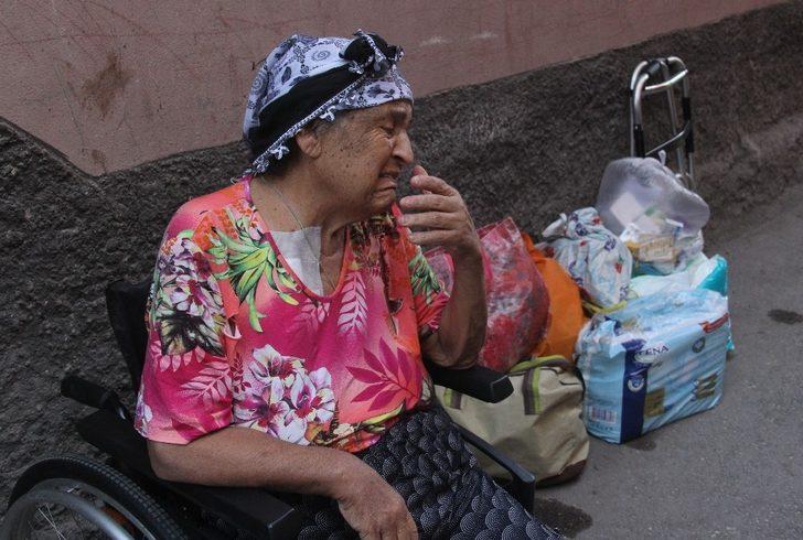 Hastaneden çıkan 7 çocuklu yaşlı kadın sokağa atıldı G2