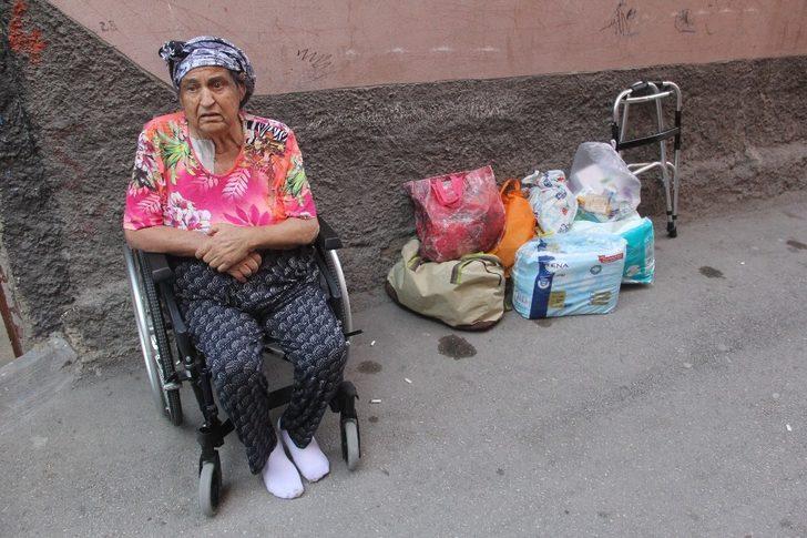 Hastaneden çıkan 7 çocuklu yaşlı kadın sokağa atıldı G5