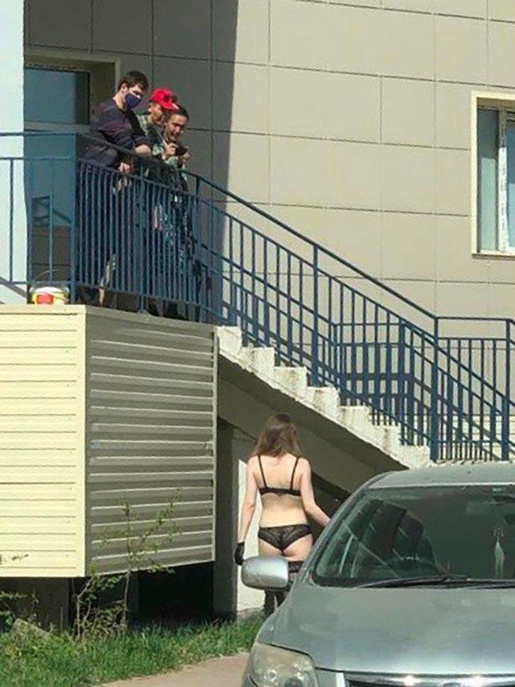 Rusya’da striptizciler pizza teslimatında çalışmaya başladı G4