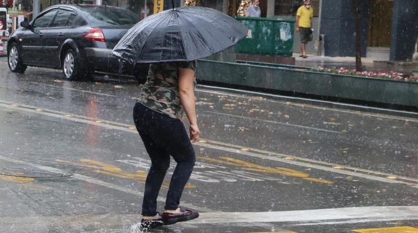 Doğu Karadeniz&rsquo;de g&ouml;k g&uuml;r&uuml;lt&uuml;l&uuml; sağanak yağış bekleniliyor