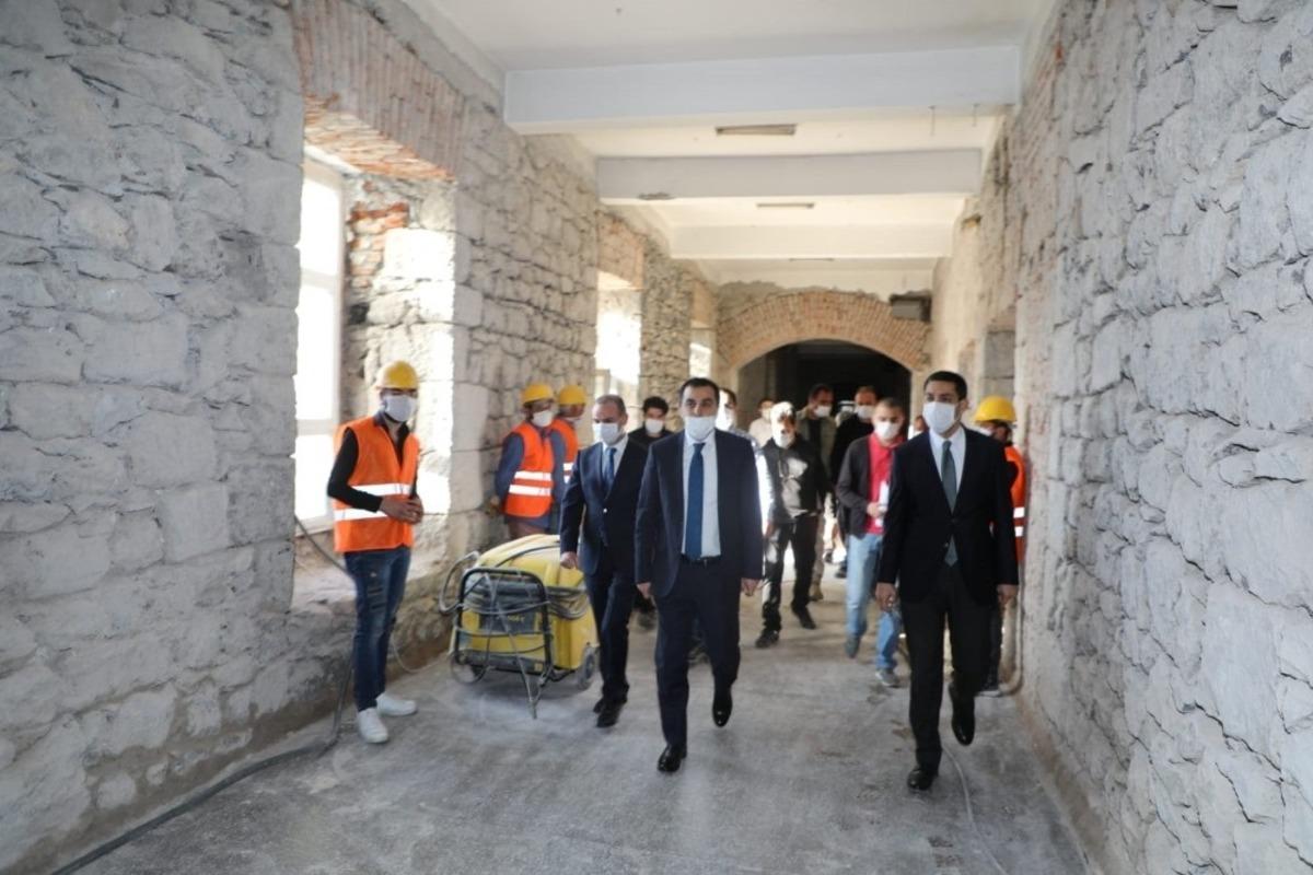 Kars Valisi &Ouml;ks&uuml;z, tarihi Emniyet M&uuml;d&uuml;rl&uuml;ğ&uuml;nde incelemelerde bulundu