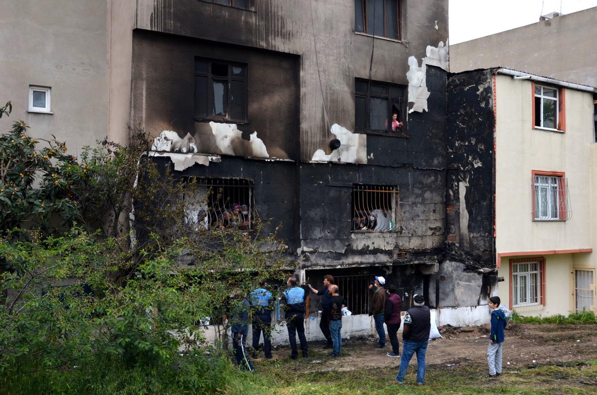 Alevler t&uuml;m binayı sardı, canlarını zor kurtardılar