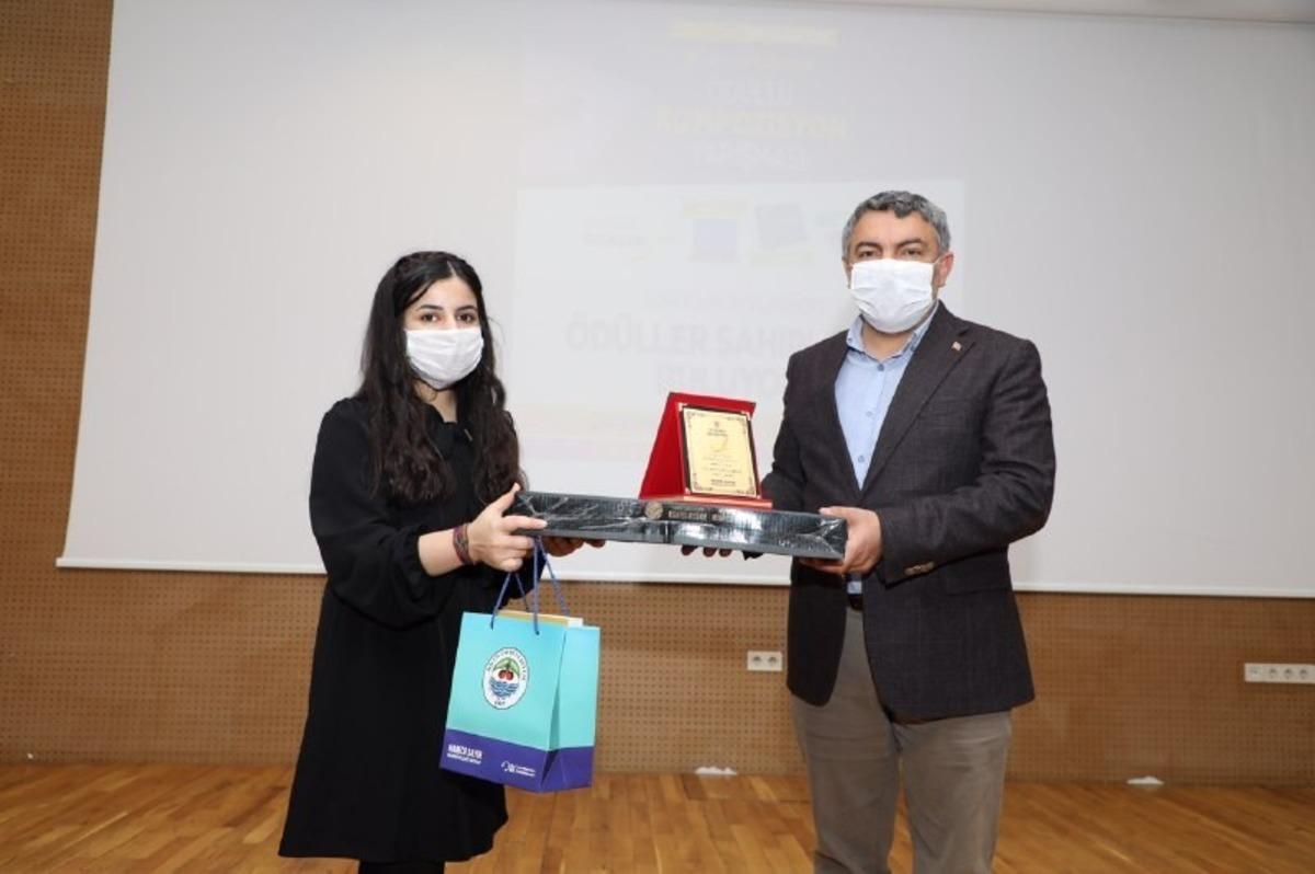 Dilovası&rsquo;nda kızlar &ouml;d&uuml;lleri sildi s&uuml;p&uuml;rd&uuml;