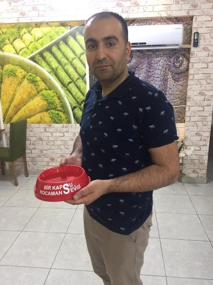 Öğretmen, öğrenci ve velilerden sokak hayvanlarına su G4