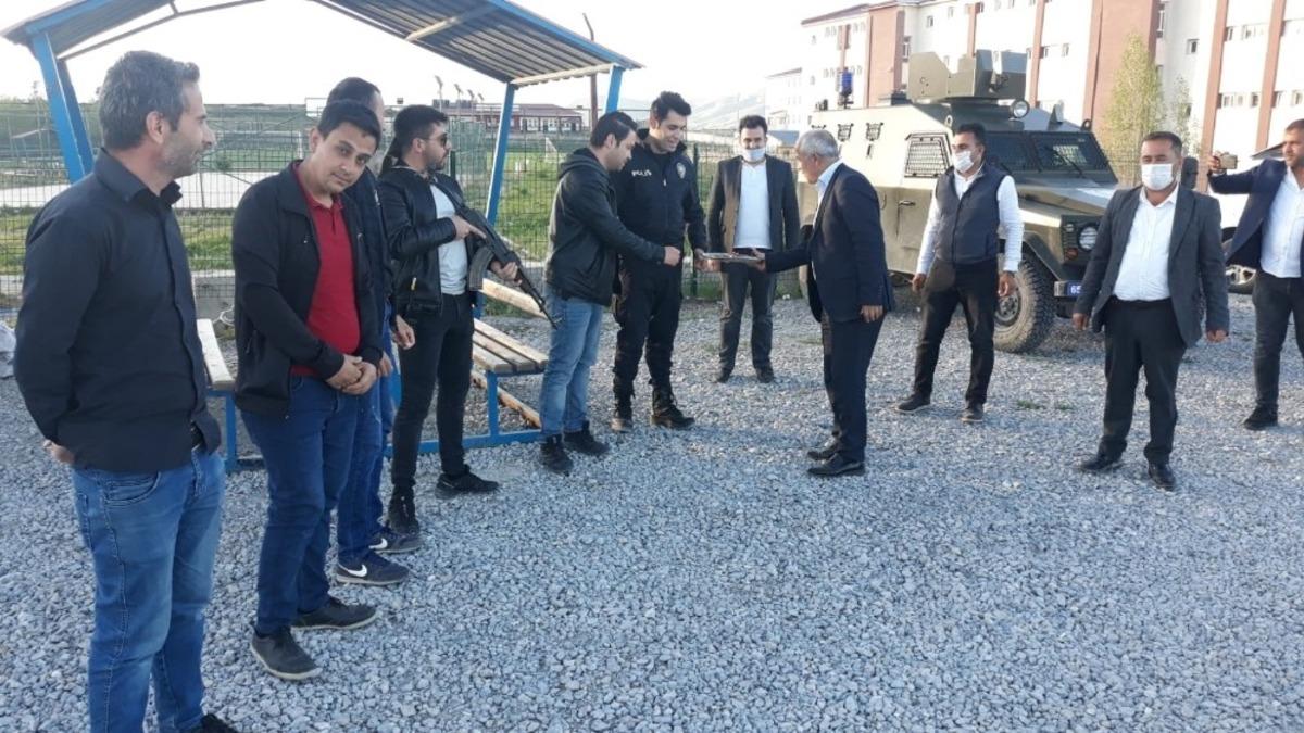 Başkan Ensari&rsquo;den yolculara maske ve şeker