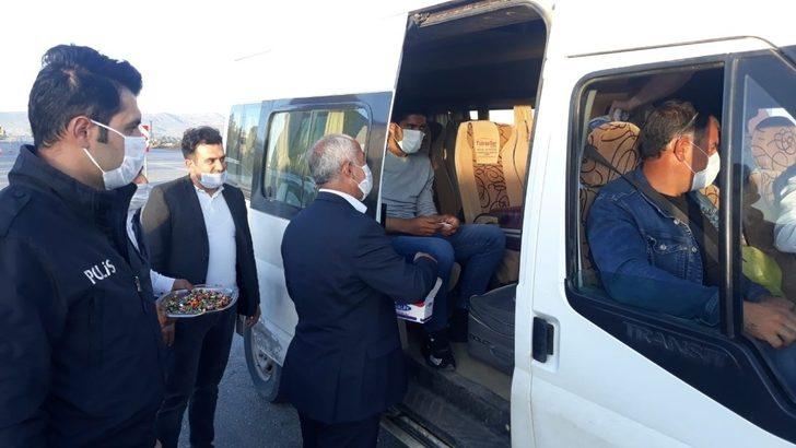 Başkan Ensari’den yolculara maske ve şeker G2