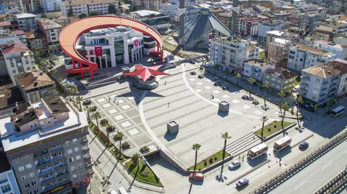 Demokrasi Meydanı&rsquo;nda ilk cuma namazı