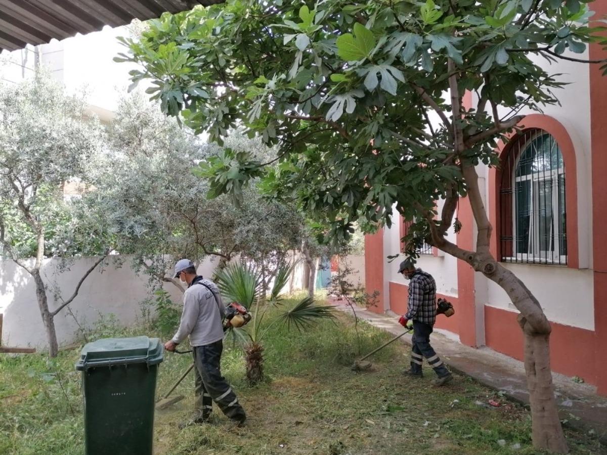 Efeler&rsquo;de camiler Cuma namazına hazır