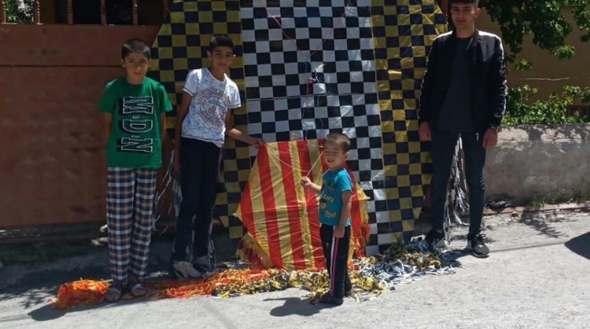 Buldukları dev u&ccedil;urtmayı sahibine teslim ettiler