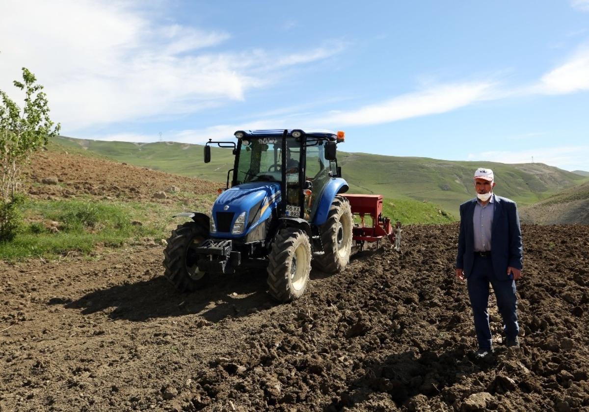 Van B&uuml;y&uuml;kşehir Belediyesinden &uuml;reten &ccedil;ift&ccedil;iye makine desteği