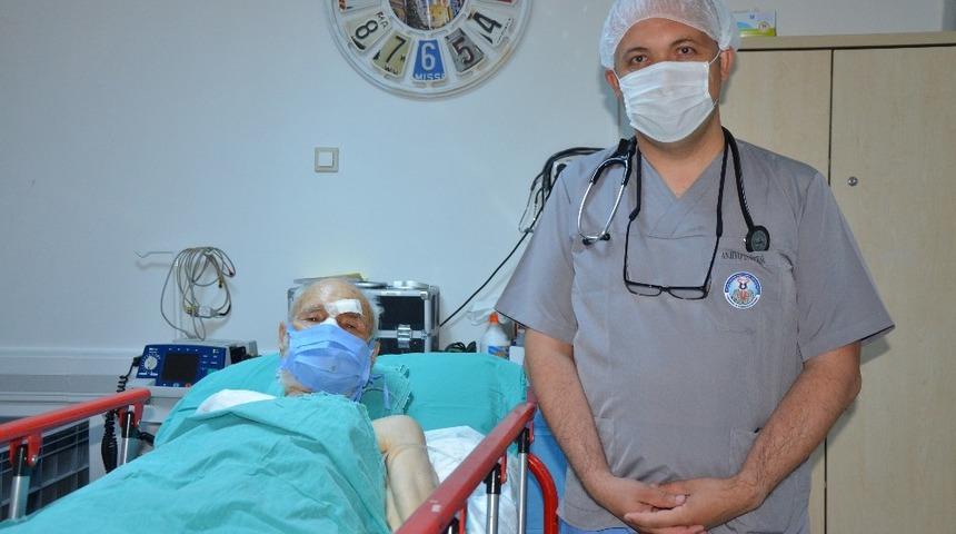 AD&Uuml;&rsquo;de 93 yaşındaki hastaya kalp pili takıldı
