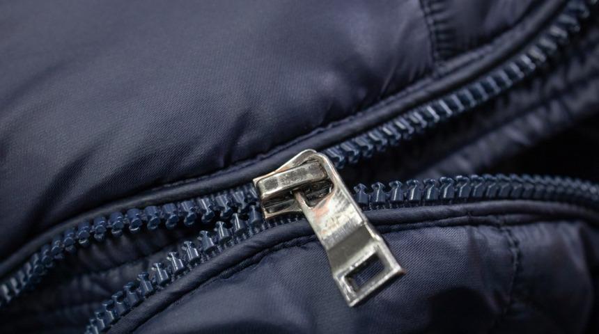 Meğer boşuna &ccedil;ile &ccedil;ekmişiz! Bozuk fermuarı d&uuml;zeltmek artık &ccedil;ok kolay...