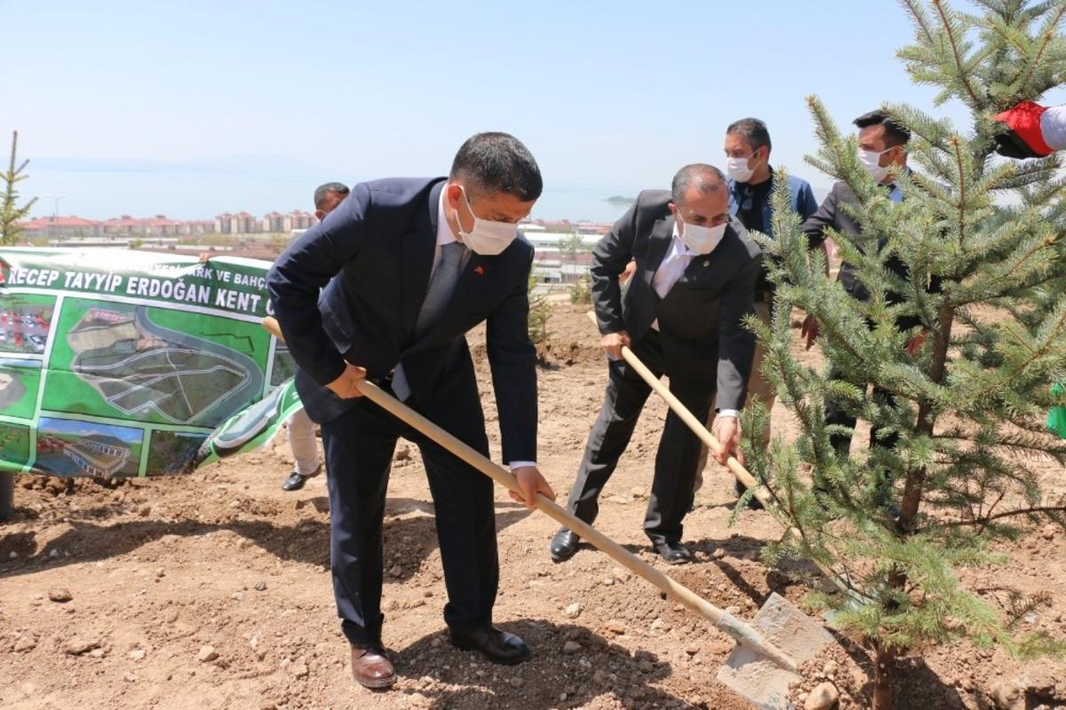 Mehmetbeyoğlu ve Arvas, &lsquo;Kent Ormanı&rsquo;ndaki &ccedil;alışmaları inceledi