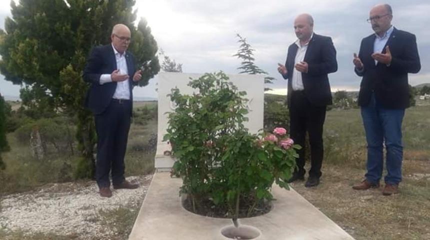 G&uuml;n Sazak kabri başında anıldı