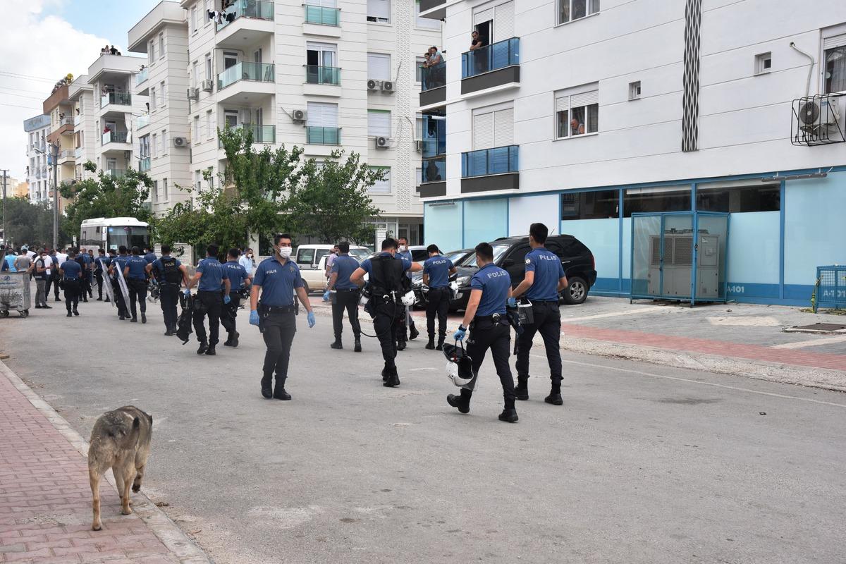 Antalya'da karantina uygulanan mahallede gerginlik