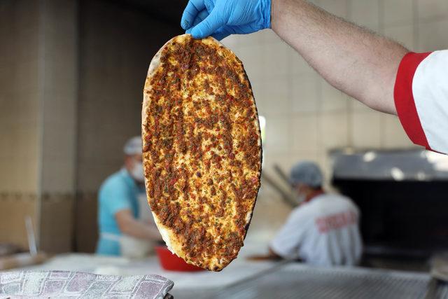 gaziantepte-yasak-bitti-tepsi-yemegi-ve-lahmacuna-ilgiartti_7586_dhaphoto5