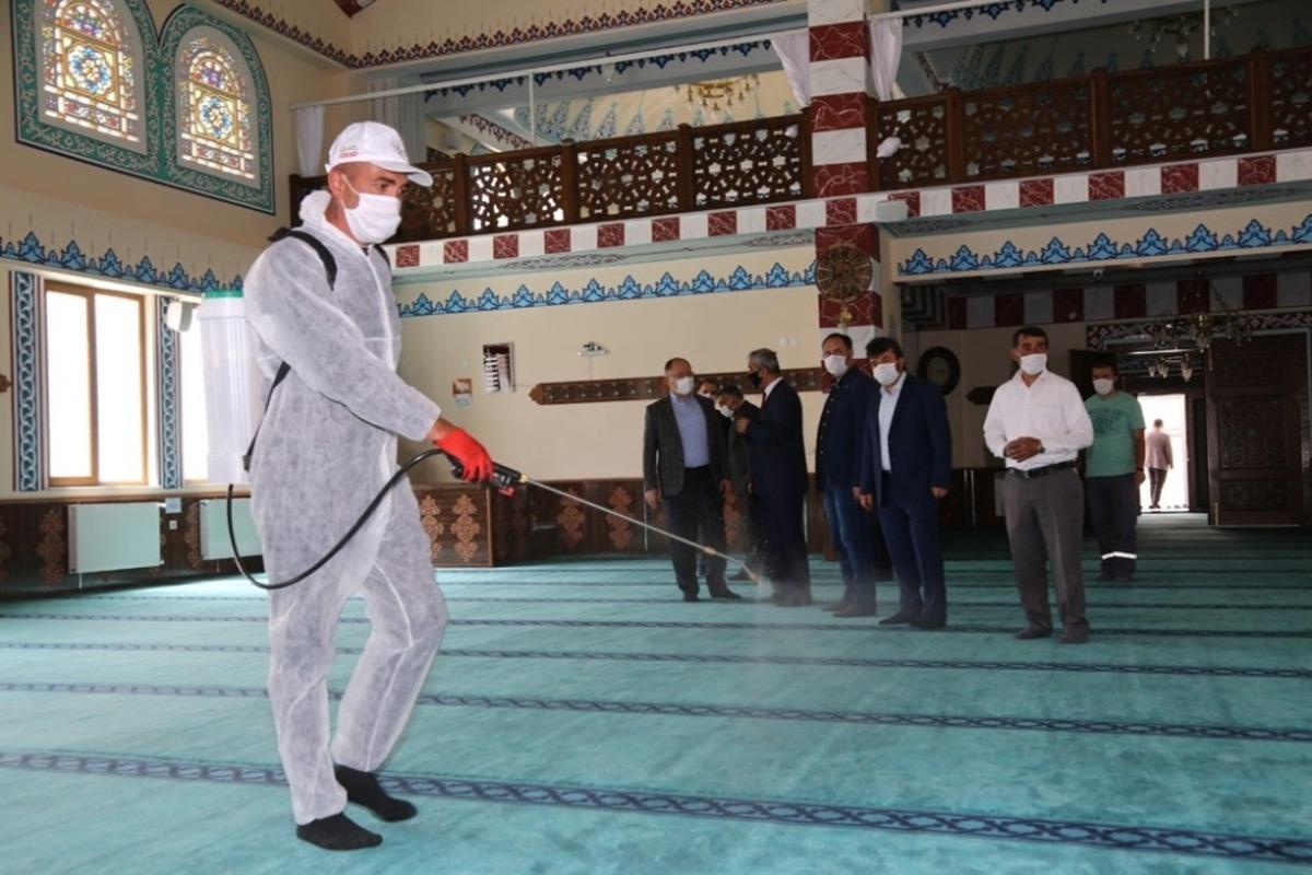 Camiler cemaat i&ccedil;in hazırlanıyor