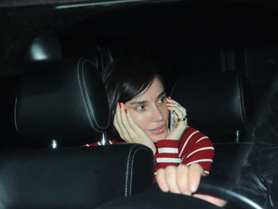 G&uuml;lşen makyajsız g&ouml;r&uuml;nt&uuml;lenmek istemedi!