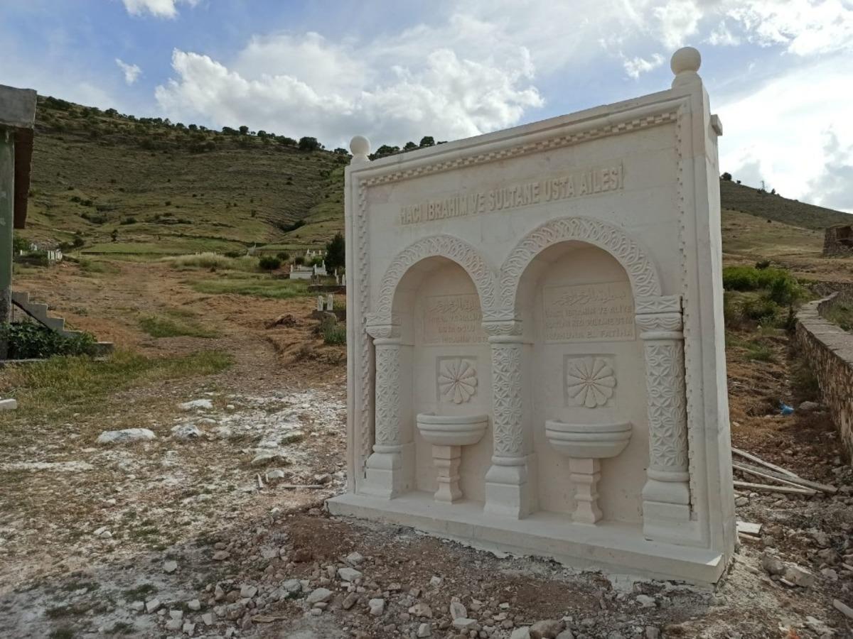 &Ouml;len babası ve eşi i&ccedil;in mezarlığa &ccedil;eşme yaptırdı