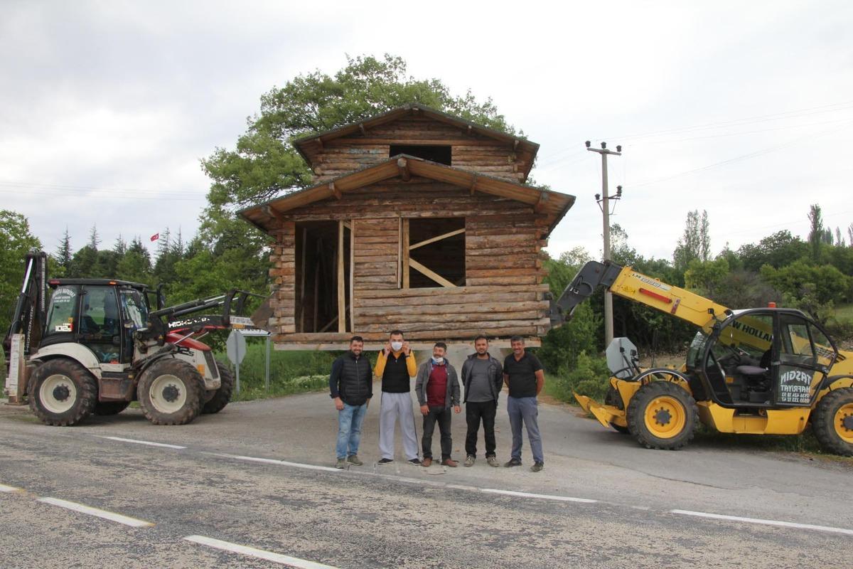 &Ouml;len arkadaşları anısına ahşap evi 7 kilometre taşıdılar