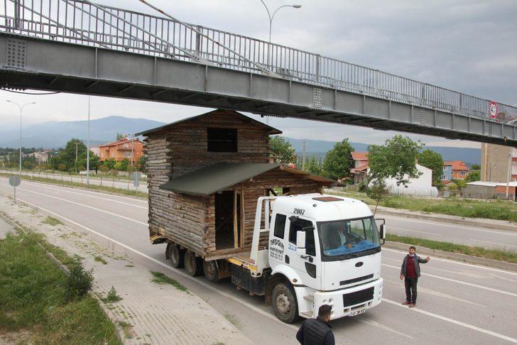 Ölen arkadaşları anısına ahşap evi 7 kilometre taşıdılar G3