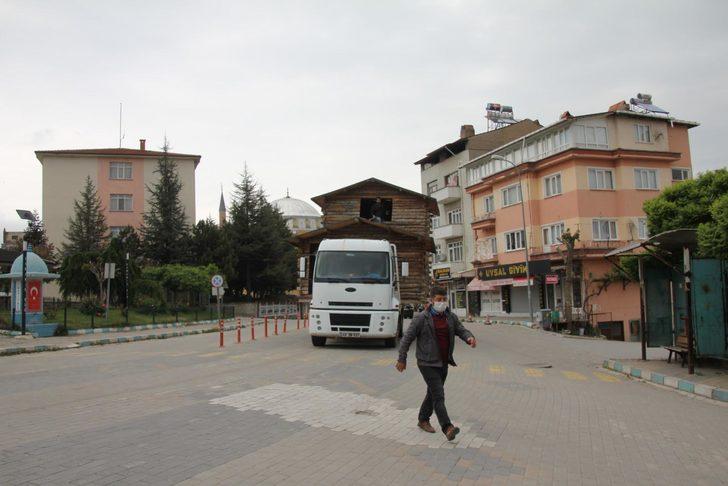 Ölen arkadaşları anısına ahşap evi 7 kilometre taşıdılar G4